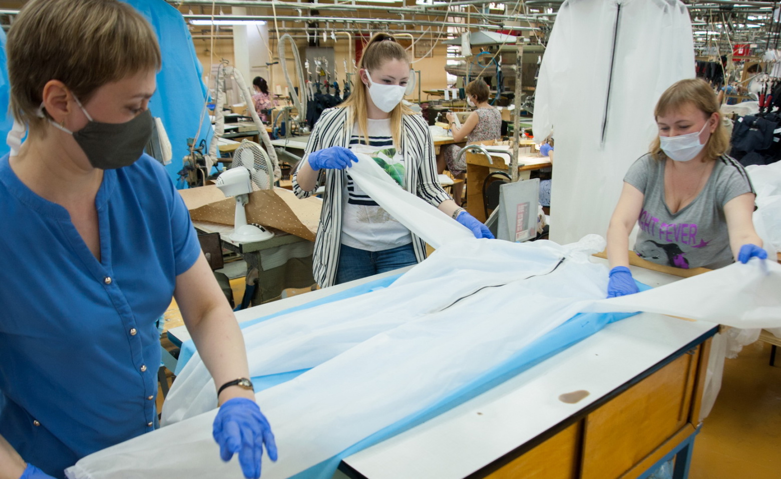 На швейном предприятии «Айвенго» налажен выпуск защитных костюмов для медиков