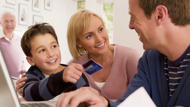 У каждого пятого ребенка в России есть банковская карта или личный счет