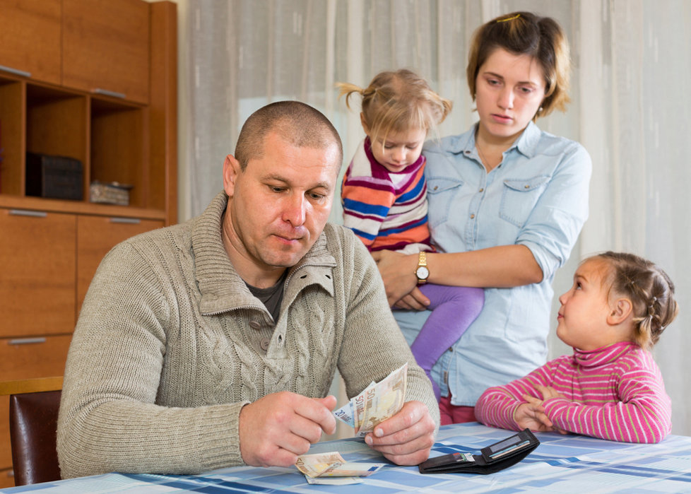 Почти треть российских семей откладывают на будущее своих детей