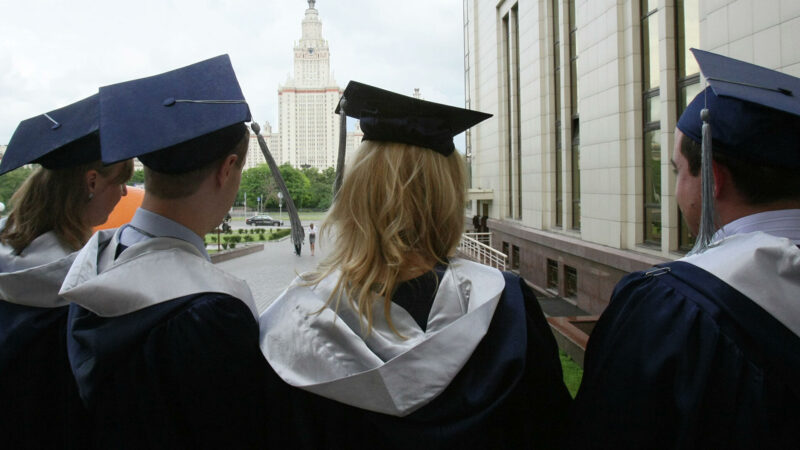 Более половины россиян считают высшее образование необходимостью, но более трети не готовы платить за него