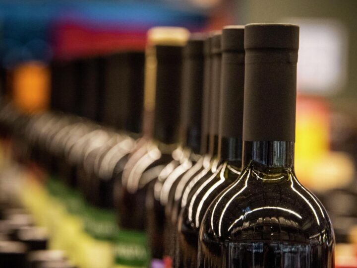 Титов предложил разрешить рестораторам продавать алкоголь навынос