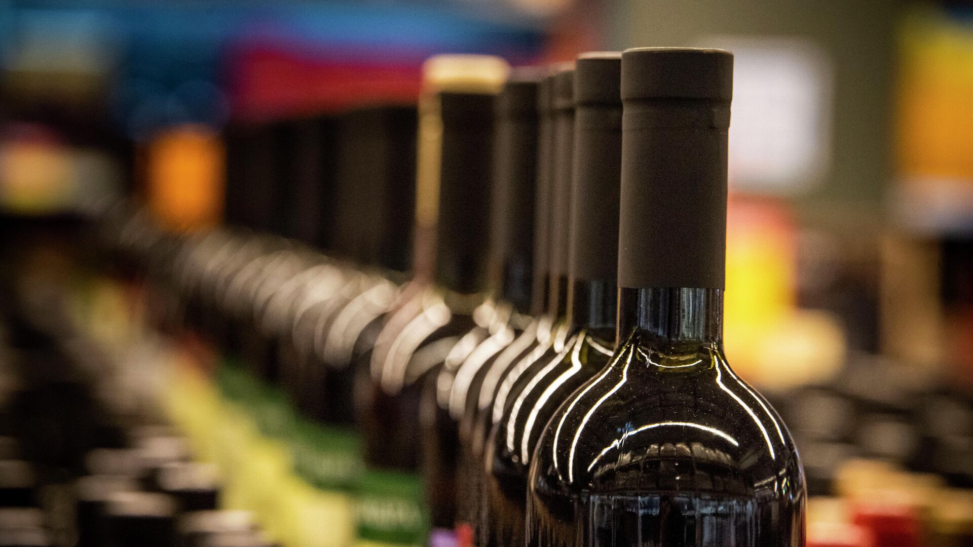 Титов предложил разрешить рестораторам продавать алкоголь навынос